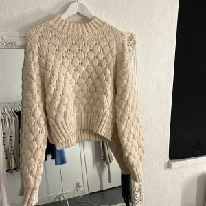 Stickad tröja  - Jättefin stickad tröja från monki, knappt använd💕