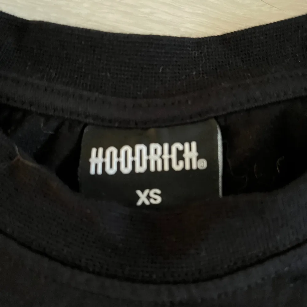 Hoodrich T-shirt faktiskt aldrig andvänd tänkte att ja säljer den andvänd aldrig den storlek Xs nu pris 600kr säljer den billigt! Bra till sommaren!. T-shirts.