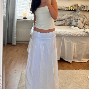 Vit långkjol  - Vit oanvänd långkjol slutsåld från Kappahl!! Köpt i sommras passar perfekt till kommande väder💗Går även att använda som klänning, är 167cm🤍 nypris 499kr