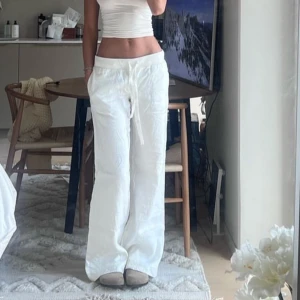 Linnebyxor från alobah❤️‍🔥 - Helt nya linnebyxor från alobah i storlek M, endast testade så lappar finns kvar❤️‍🔥❤️‍🔥❤️‍🔥(första två bilderna är lånade)