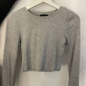 Croppad långärmad - Bra skick och pris kan alltid diskuteras!