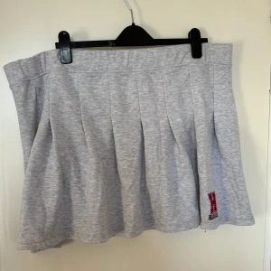 Veckad/tenniskjol - Veckad kjol/ tenniskjol i hoodie tyg med Harvard broderi