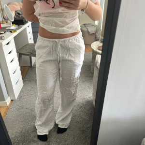 Vita linnebyxor  - Jättefina linnebyxor från HM, använt ett fåtal gånger + frakt! 