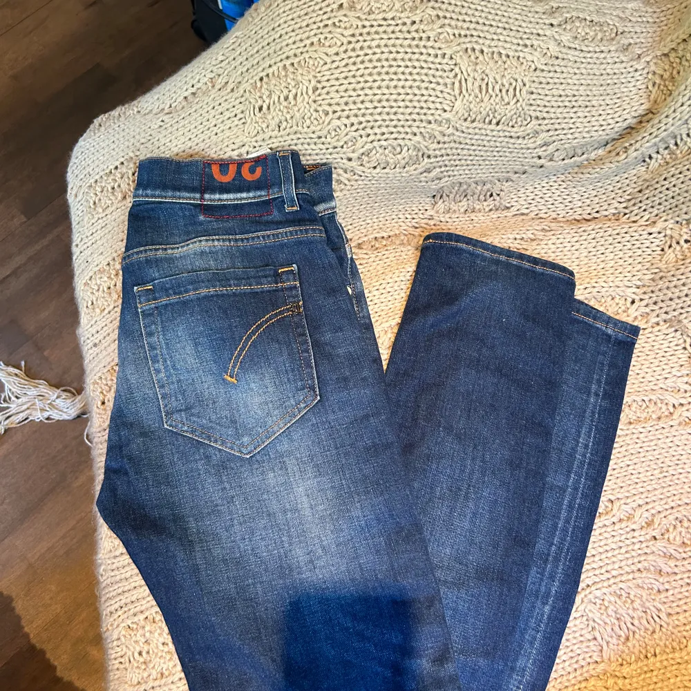 Hej, säljer ett par extremt snygga och trendiga dondup jeans i modellen George som är slim, de är storlek 30, nypris ligger runt 3000, Jeansen är i väldigt fint skick, modellen på bilden är ca 170 och passar er runt 170, Hör av er vid fler frågor😃. Jeans & Byxor.
