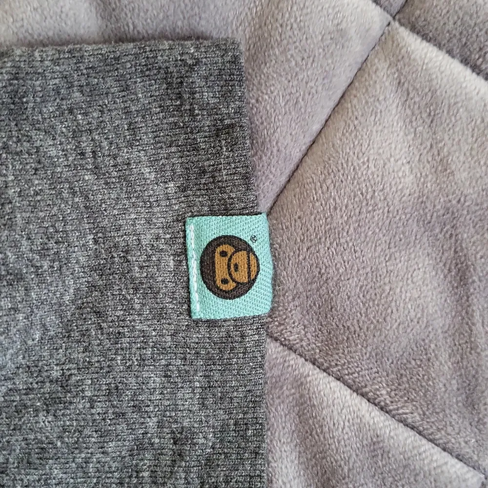 Vintage Bape ull zip från 2006, as bra skick, passar inte min stil längre så säljer den.XL men passar L. Pris kan förhandlas och tar trades. Hoodies.