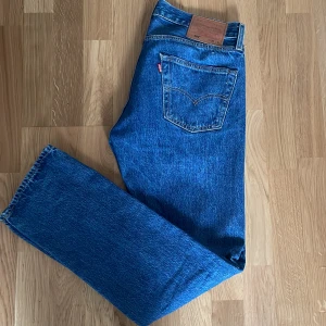 Levi’s 501  - Tjena säljer ett par feta Levi’s 501 eftersom jag bytt jeans model, köpta på Levis egna affär för 1099 och är använda Max 3 gånger(nyskick), storleken är 30 32, mitt pris 349!  Hör av er om ni har någon fråga eller bud!