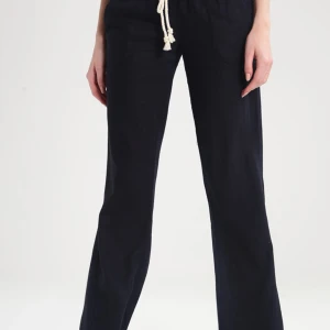 Roxy linnebyxor - Säljer mina svarta Roxy linnebyxor som är köpta förra sommaren för 599kr och är använda ungefär 3 gånger och är i nyskick!