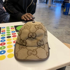 Gucci keps - säljer en keps i bra skick utan några skador, skriv för frågor eller mer bilder, kan mötas i trollhättan och göteborg. tryck gärna på köp nu om du vill köpa. 