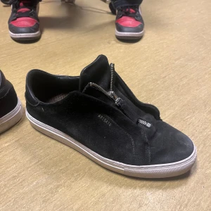 Arigatos  - Skor som används ett år, inga defekter eller hål, tvättar dom innan frakt.