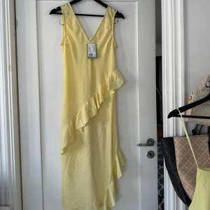 Säljer min gula volangklänning från H&M i storlek XS, aldrig använd med prislapp kvar💛