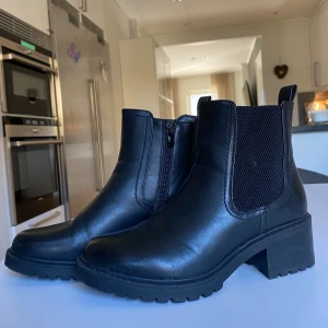 Skor - Säljer dessa skor då dem är aningen för stora för mig och därmed inte kommer till användning. Nypris 599kr