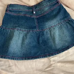Säljer denna jeans kjol för att jag inte fått användning för den ❤️ inga märken, fläckar eller tecken på användning. ❤️ storlek 152 men funkar perfekt som xs/s. 💕 säljer för runt 450kr. ❤️ ‼️(kontakta innan köp tack) ‼️