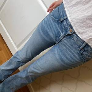 Supersnygga lågmidjade jeans från hm som tyvärr inte kommer till användning längre. Jättebra skick!