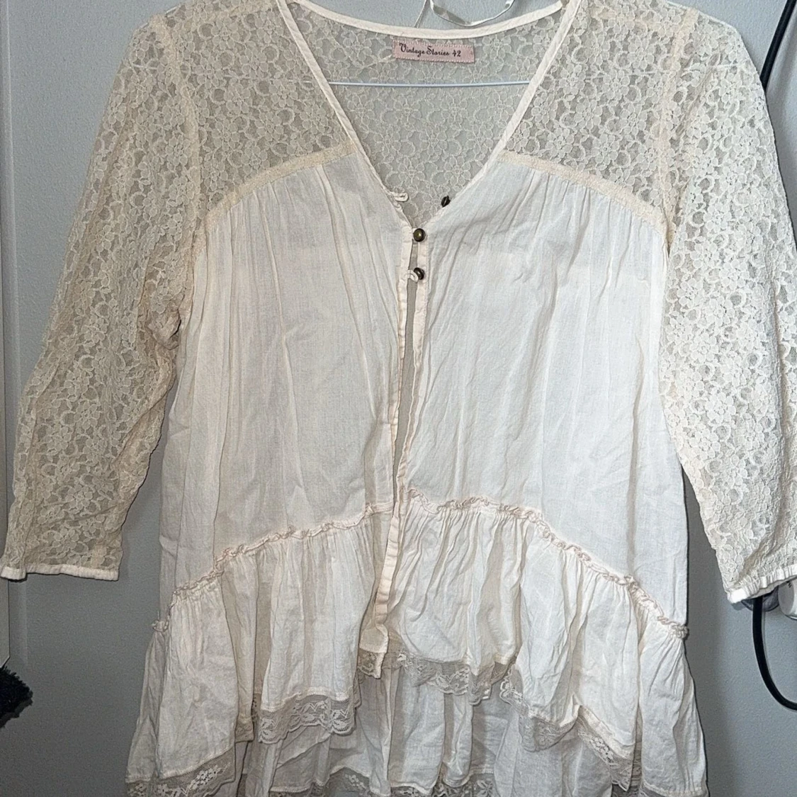 Blus, spets, volanger o knappar