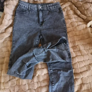 Jeans - Coola jeans med lätt skrynkel längst ner på benen, samt en liten slits. Aldrig använd, superfint skick! 