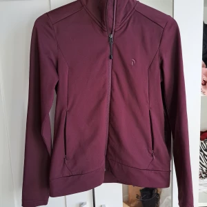 Peak funktionsjacka  - Peak performande funktionsjacka i storlek S I bra skick Inga skador eller fläckar 