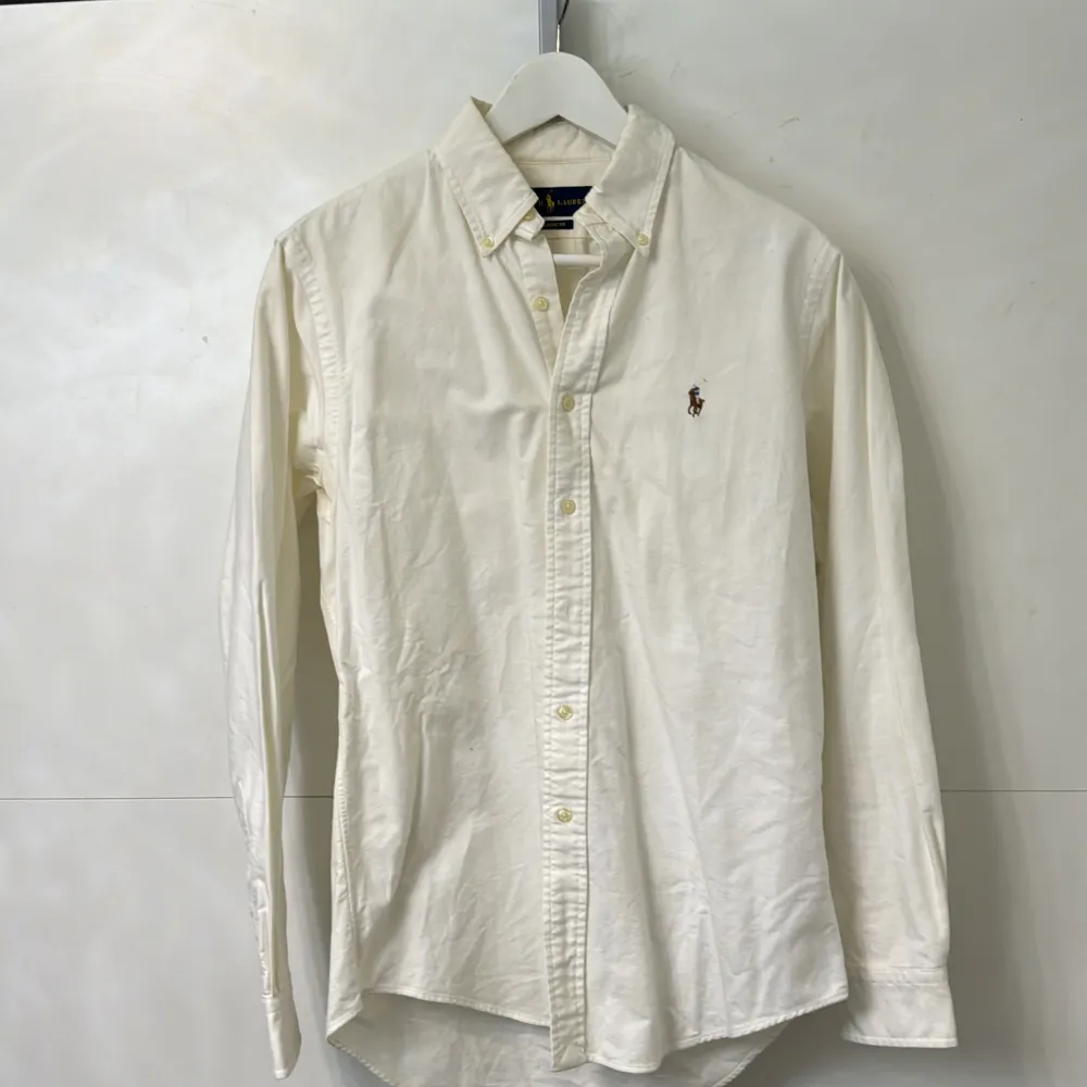 Använd Äkta Polo Ralph Lauren skjorta i storlek S classic fit. Välvårdad säljes för 500 kr. . Skjortor.
