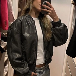 Zara grön bomber/läder jacka - Säljer just nu denna trendiga jackan i jättefint skick, skriv för fler bilder/frågor 🥰