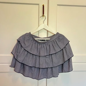 Zara kjol - Blå vit rutig kjol ifrån zara, storlek M. Jättesöt sommarkjol med volanger