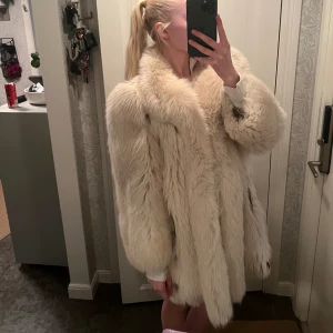 Pälsjacka  - Så fin pälsjacka, har slitningar på insidan men fin på utsidan