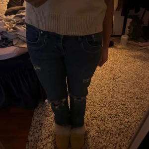 Ltb jeans med hål💓 - Jättesnygga ltb valerie jeans köpta i november här på plick och säljer då dem inte kommer till användning längre💓Bara använda en gång så i helt nytt skick💓Skriv för frågor eller fler bilder💓