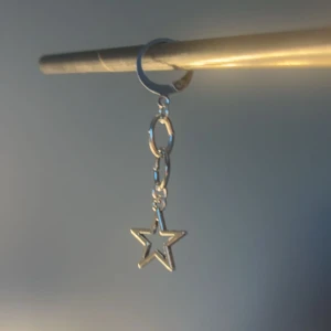 Shooting star - Silvriga örhängen, finns i guld. FÅR INTE KOMMA I KONTAKT MED VATTEN, det går också att köpa ett örhänge istället för ett par och det är såklart billigare❤️