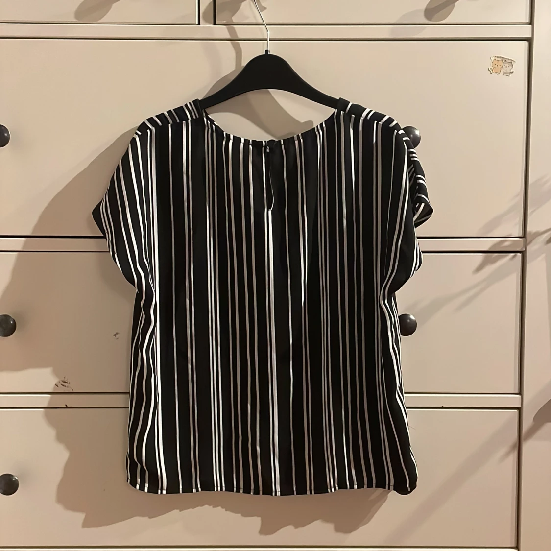 Svart vitrandig kortärmad blus - 90