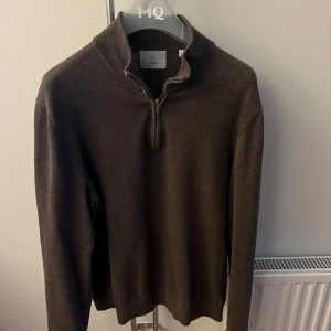 Stickad half zip - Stickad halfzip. Märket är bläck. Är i bra skick. Brun färg 