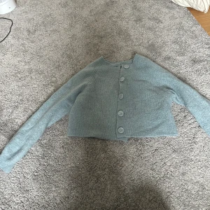 Stickad kofta med knappar - Väldigt skön men tyvärr för liten för mig, storlek S ett litet håll i ärmen skriv till mig för bild på skadan. Köpare för betala för frakt!