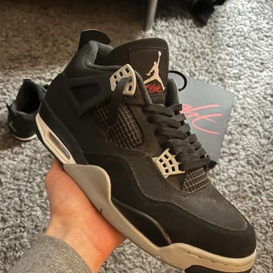 Jordan 4 Black Canvas size 45 - Bra skick, använda typ 10 gånger  Storlek 45  29 cm 