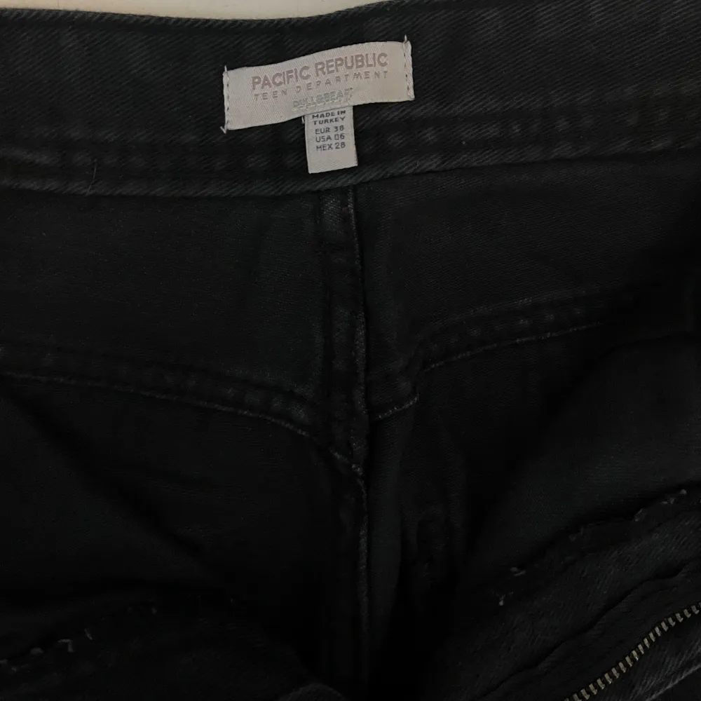 Svarta cargopants från pull and bear. Jeans & Byxor.