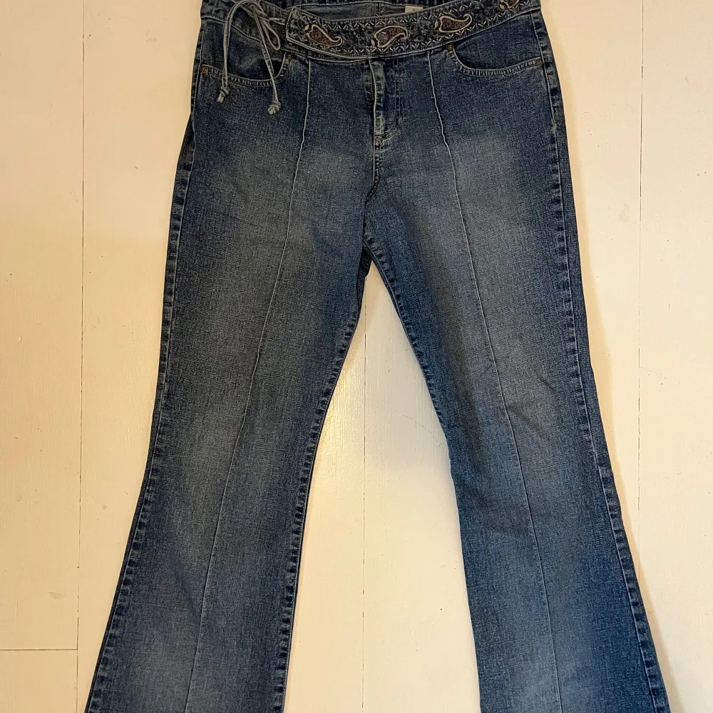 Jättefina 70-tals flared jeans med fina detaljer, köpta second hand. Passar ungefär 38-40 / M. Jeans & Byxor.