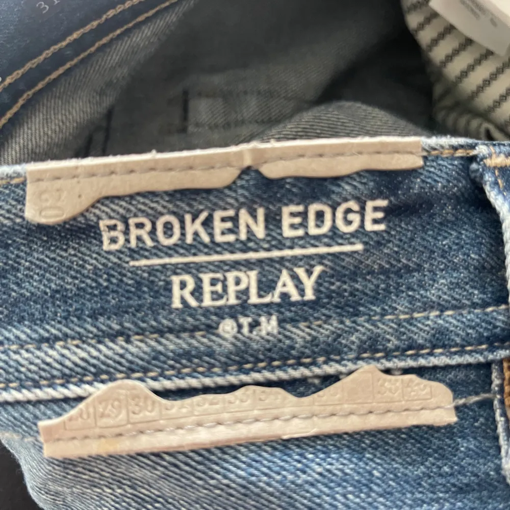 Stl. 31/32 Replay broken edge jeans  Nyskick! Använda endast 2ggr.   Nypris 3000kr Nu 1000kr. Jeans & Byxor.