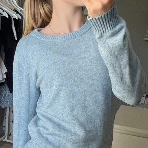 Vila stickad tröja  - Säljer min blåa fina stickade tröja från vila. Bra kvalitet och passar perfekt till en sommarkväll!