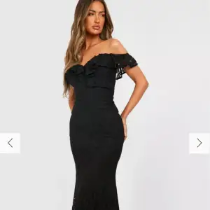 Jättefin svart spetsklänning som passar perfekt till bal eller andra tillfällen, säljer då jag valde en annan🥰 det är storlek 40 men den var lite mindre i modellen så skulle säga att den passar mig som vanligtvis har storlek 38💕 prislapp finns kvar!