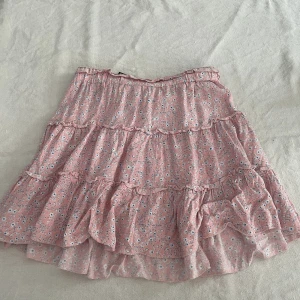 Blommig kjol - En perfekt kort kjol som är skön till sommaren! 