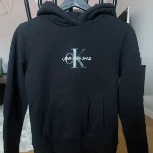 Calvin Klein hoodie  - Svart Calvin Klein hoodie i fint skick! 