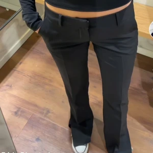 Lågmidjade kostymbyxor  - Ett par lågmidjade kostymbyxor från bikbok i modellen Vera, storlek 38. Det har slits nere vid benen. Säljer för att de blivit förstora. Original pris 499kr. Skriv gjärna om ni har några funderingar.🥰