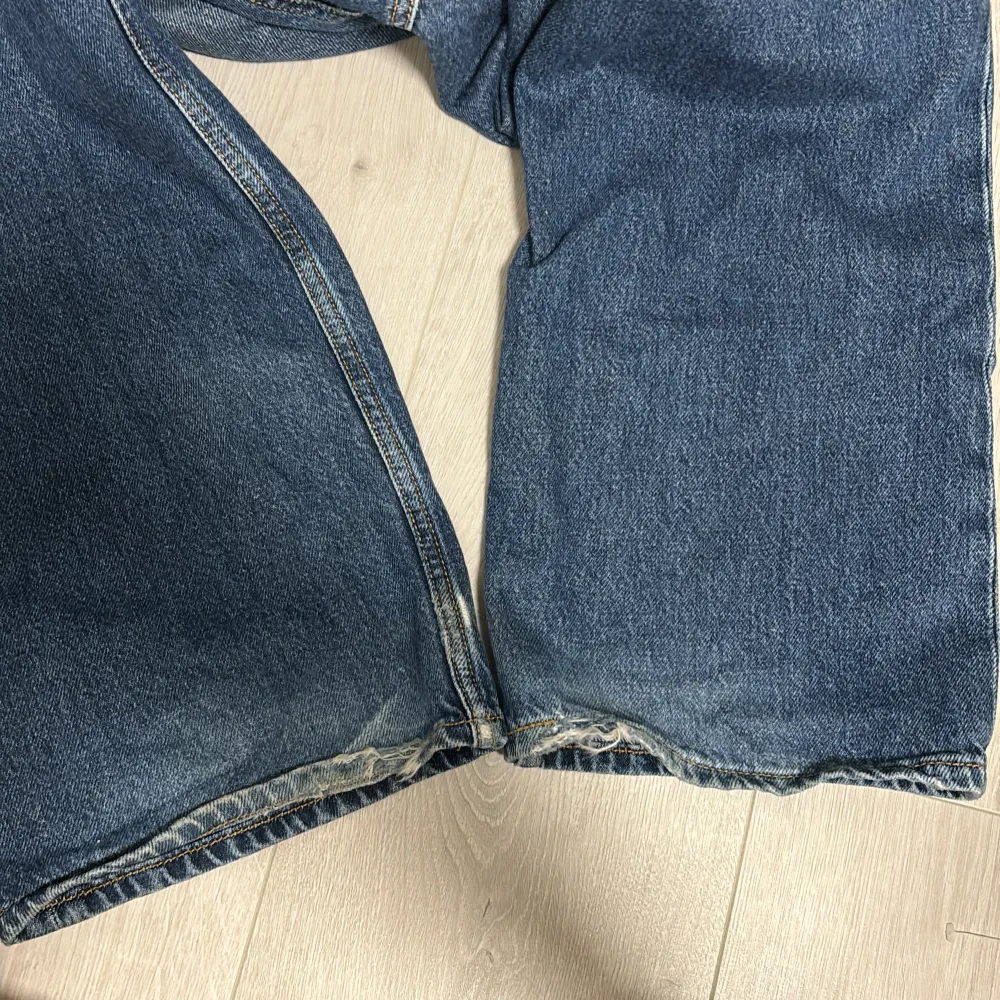 Levi’s jeans i strl 24, minimala slitningar som syns på bild 4, annars i utmärkt skick. Jenssen passar till allt! . Jeans & Byxor.