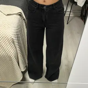 Otroliga jeans från Pull&Bear! Finns slitningarna som man kan se på bild 3, utöver det är de som nya