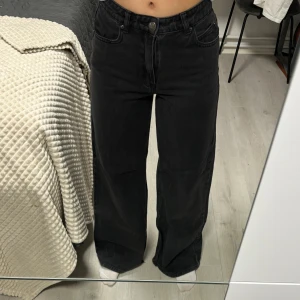 Jeans - Otroliga jeans från Pull&Bear! Finns slitningarna som man kan se på bild 3, utöver det är de som nya