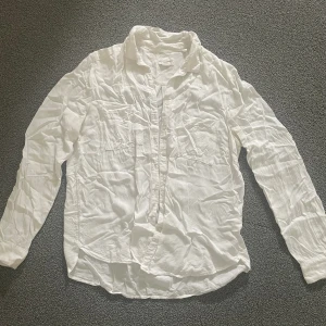 Skjorta  - Söt skjorta från Holly&Whyte med framfickor!