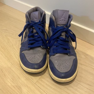 Nike Jordans  - Lila/blåa mellanhöga jordans i bra skick.