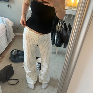 Lågmidjade linnebyxor  - Randiga vida linnebyxor med låg midja! Är långa på mig som är 170💕 passar strl S