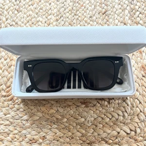 Svarta Chimi 004 - Knappt använda, mörkt glas 💛