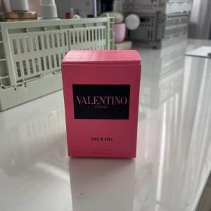 Säljer min mycket populära parfym ”Donna born in Roma” i 30 ml från valentino. Doften passar inte mig och har därför endast tagit ca 5 sprut🤍 Kommer i orginalförpackningen! (Nypris 800kr)