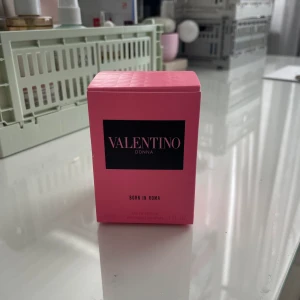 Parfym - Säljer min mycket populära parfym ”Donna born in Roma” i 30 ml från valentino. Doften passar inte mig och har därför endast tagit ca 5 sprut🤍 Kommer i orginalförpackningen! (Nypris 800kr)