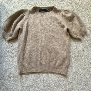 Stickad T-shirt - Stickad t shirt från vero moda🤍 i storlek S. Har bara används ett par gånger❣️