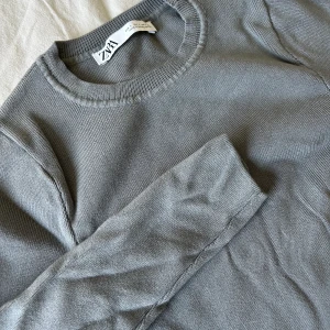 Helt ny topp som aldrig används från Zara - Perfekt i skick. Snygg på , lite magtröja. 