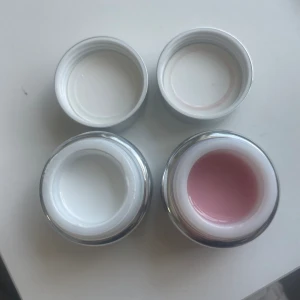 Nagel gelé  - Säljer dessa två fina gelé från nagelgiganten, 1 vit och 1 rosa. Inte använda endast öppnade💕